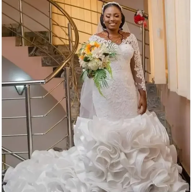 Maßgeschneidertes nigerianisches afrikanisches Meerjungfrau-Hochzeitskleid in Übergröße mit arabischen Rüschen, Kathedralenschleppe, Spitze, durchsichtiges Langarm-Brautkleid