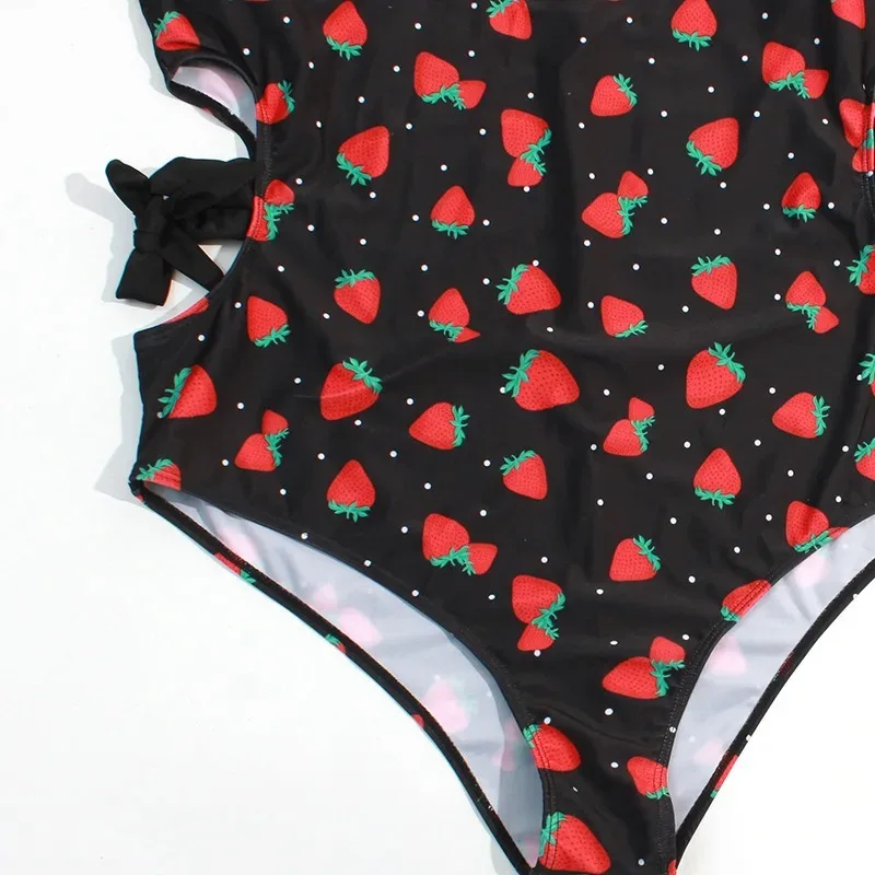 Traje de baño negro de una pieza con tirantes estampados, traje de baño Sexy con estampado de fresa, traje de baño cómodo con tirantes anchos para el hombro