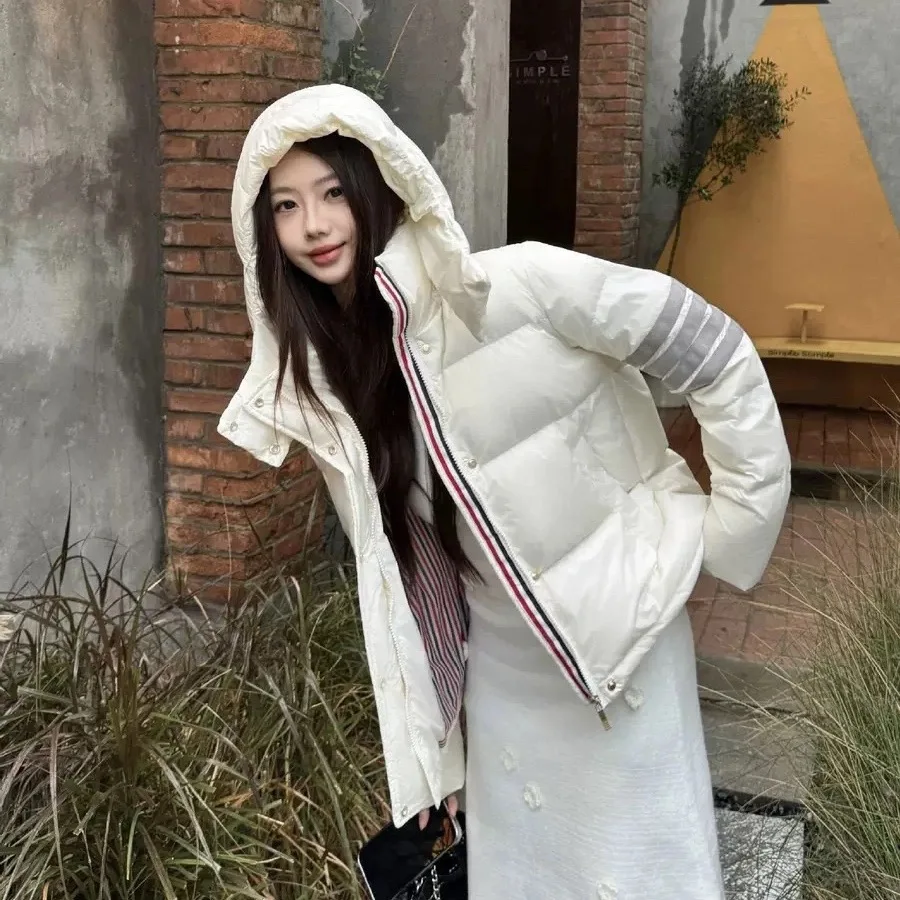 

Женская стеганая утепленная куртка на пуху для осени и зимы, повседневное пальто-пуховик с четырьмя полосками, с капюшоном, теплое, короткое, больших размеров