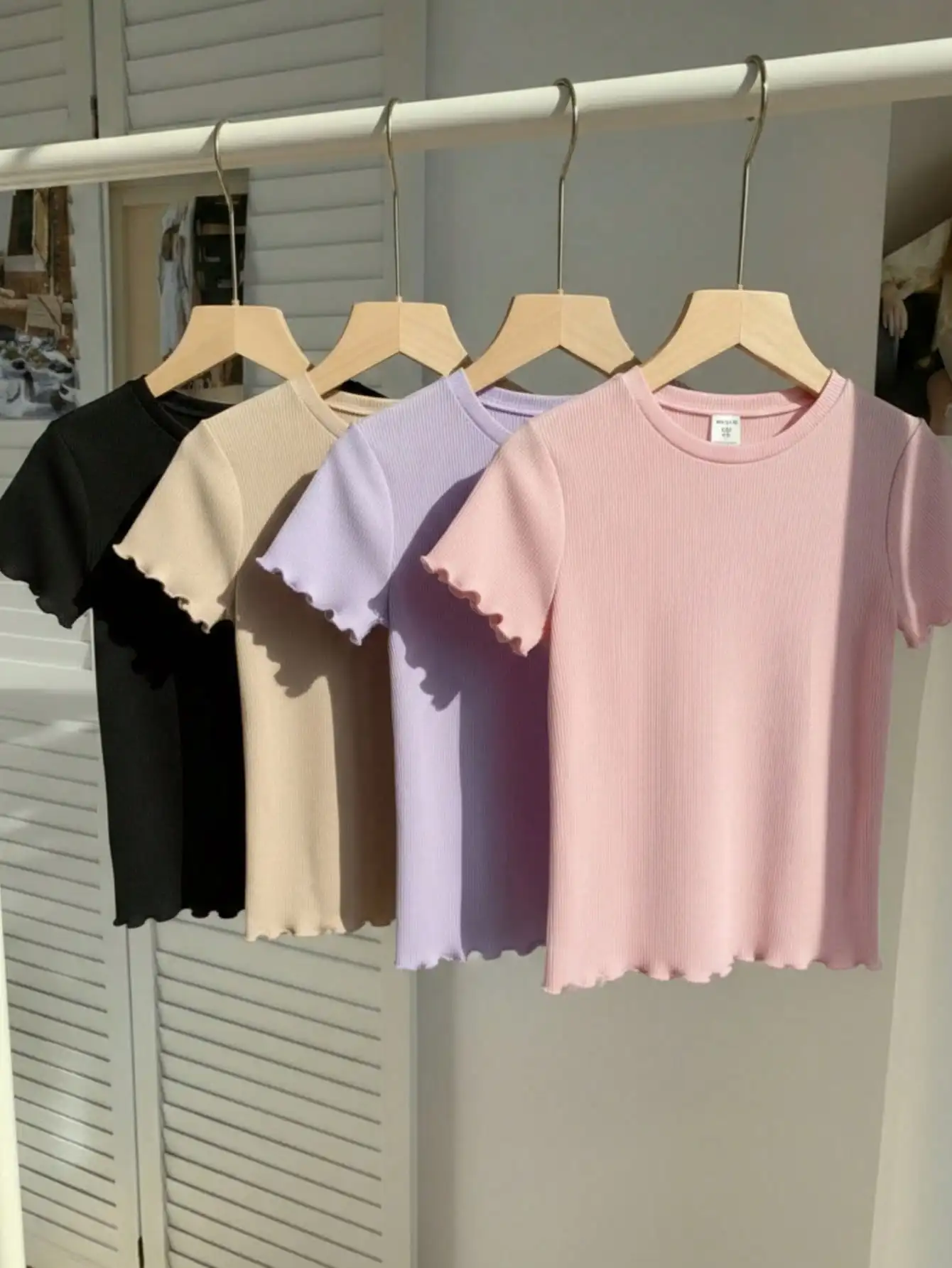 

Комплект из 4 однотонных укороченных футболок в рубчик с фигурным краем для девочек