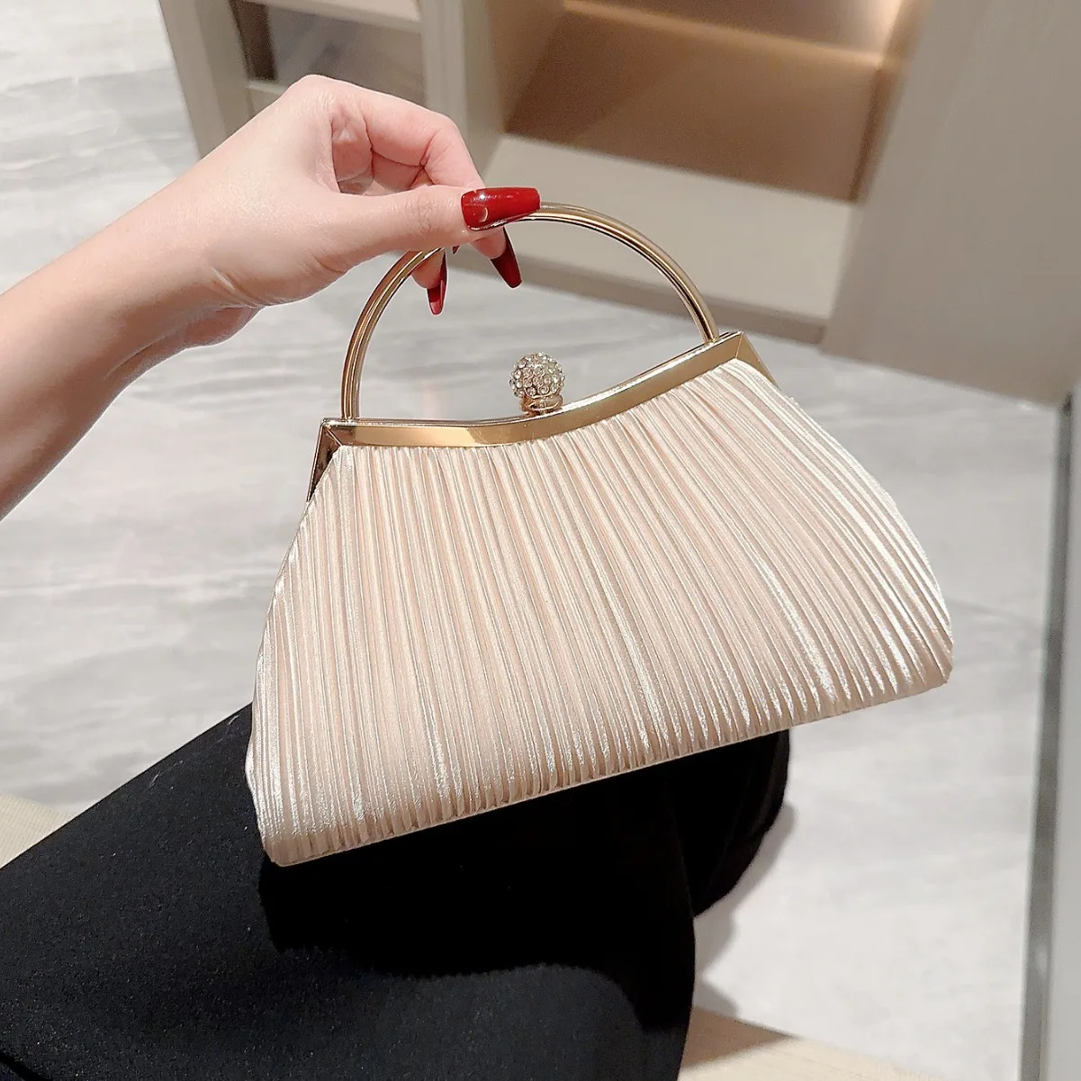 

Нежная женская вечерняя сумка в женском стиле, дизайнерская сумка с морщинами, пряжка с замком, женские клатчи, темпераментная сумка через плечо с цепочкой