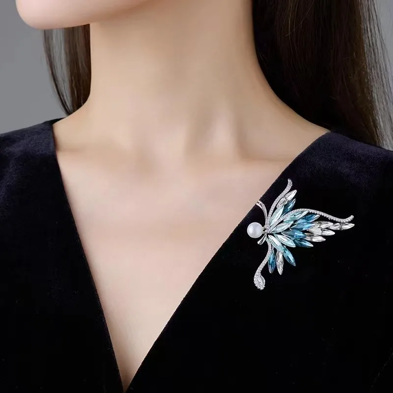 Fashionable, luxurious crystal butterfly brooch, elegant, luxurious and grand brooch, suit coat, corsage