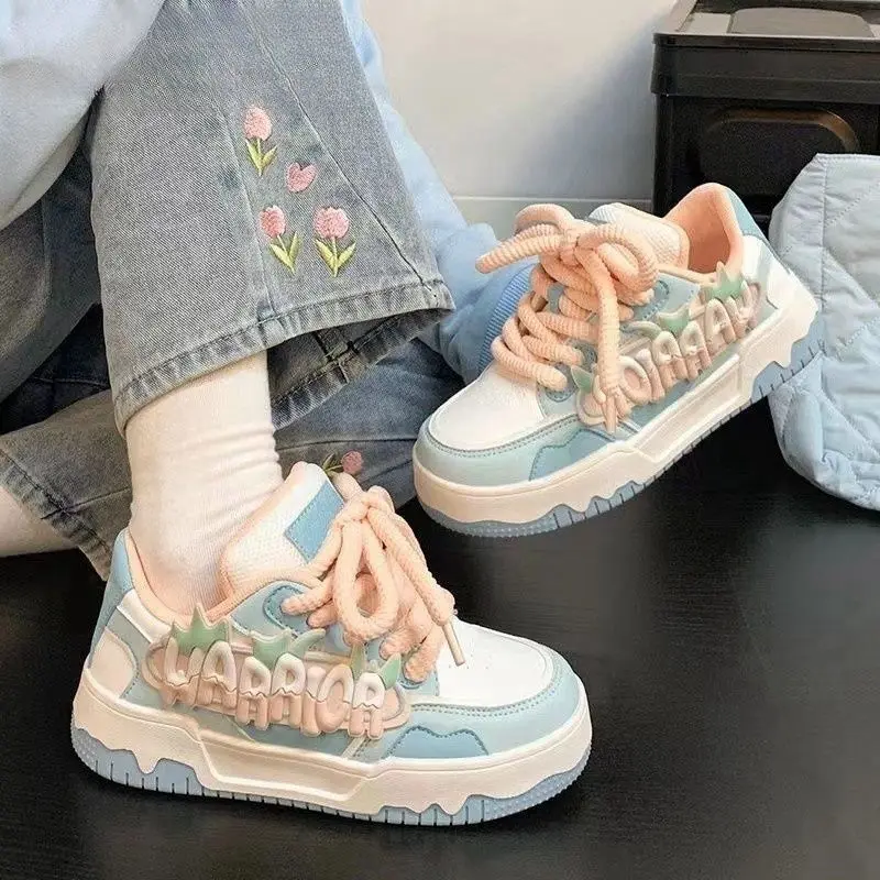 Vintage vulkanisierte Canvas-Schuhe für Damen mit Sternenstickerei, klobige Plateau-Sneaker im Retro-Stil, lässige Distressed-Sneaker. – Detail 13