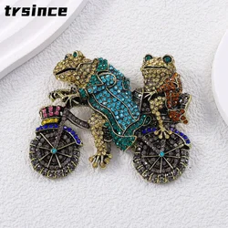 Medieval Vintage Frog Brooch Creative Cute Frogs Riding Bicycle Retro Animal Rhinestone Pins Jewelry Unisex Clothes Accessories