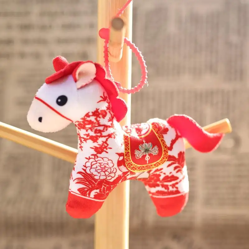 1 Stücke 2026 Jahr des Pfers Maskottchen Anhänger Dekoration Plüschtier Viel Glück Chinesisches Rotes Pony Weiche Puppe Schlüsselanhänger Mädchen Junge Geschenk