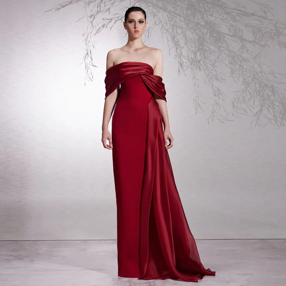 Meetlove カスタムメイド レッドサテン オフショルダー ジッパー付き フォーマルドレス ロング丈 シース エレガント 取り外し可能なトレーン付き イブニングドレス