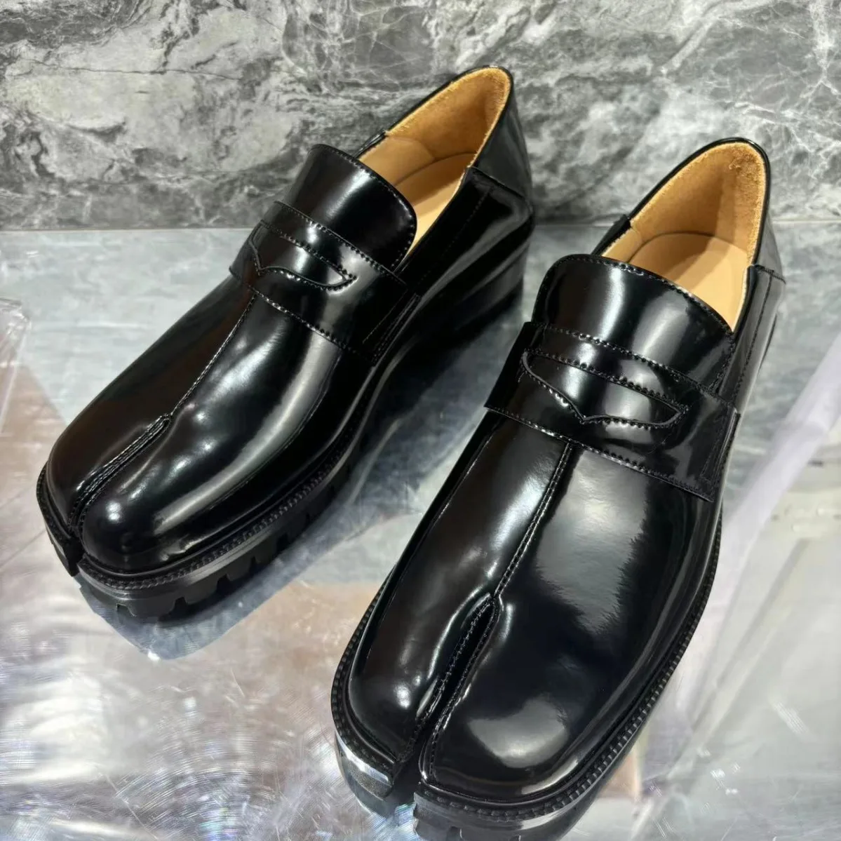 

Split-Toe Thick-Soled Men Shoes Platform Patent Leather Slip-On Loafers Business Comfortable Flats Two Ways To Wear The Shoes