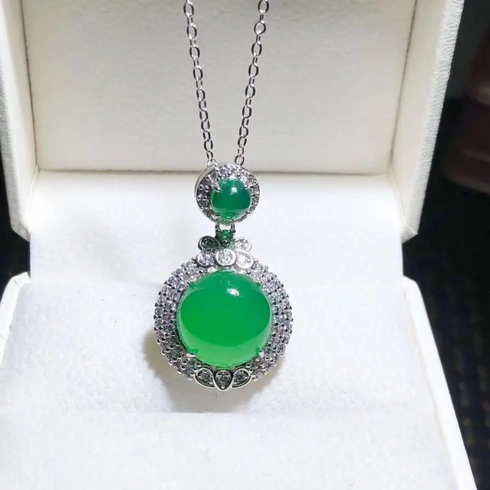 

Natural Agate Imperial Green Chalcedony Inlaid Small Sun Pendant Women's Fashion Versatile Necklace Jewelry