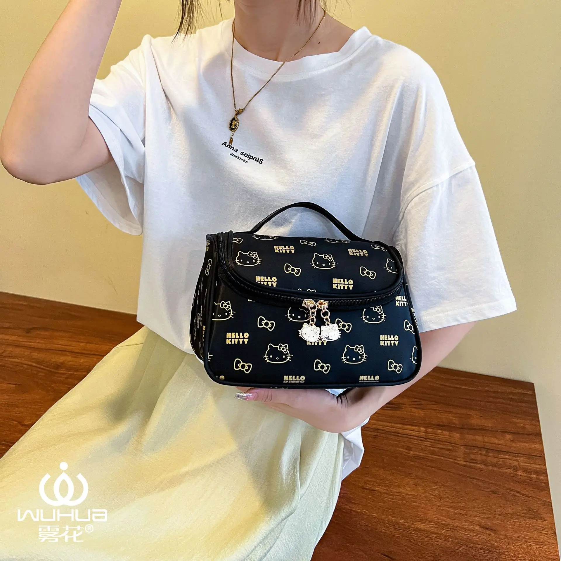 กระเป๋าเครื่องสำอางลายการ์ตูนเฮลโลคิตตี้ ซานริโอ แมวน่ารัก กระเป๋าใส่ของขนาดใหญ่ พกพาสะดวก เหมาะสำหรับเดินทาง ของขวัญสำหรับเด็กผู้หญิง