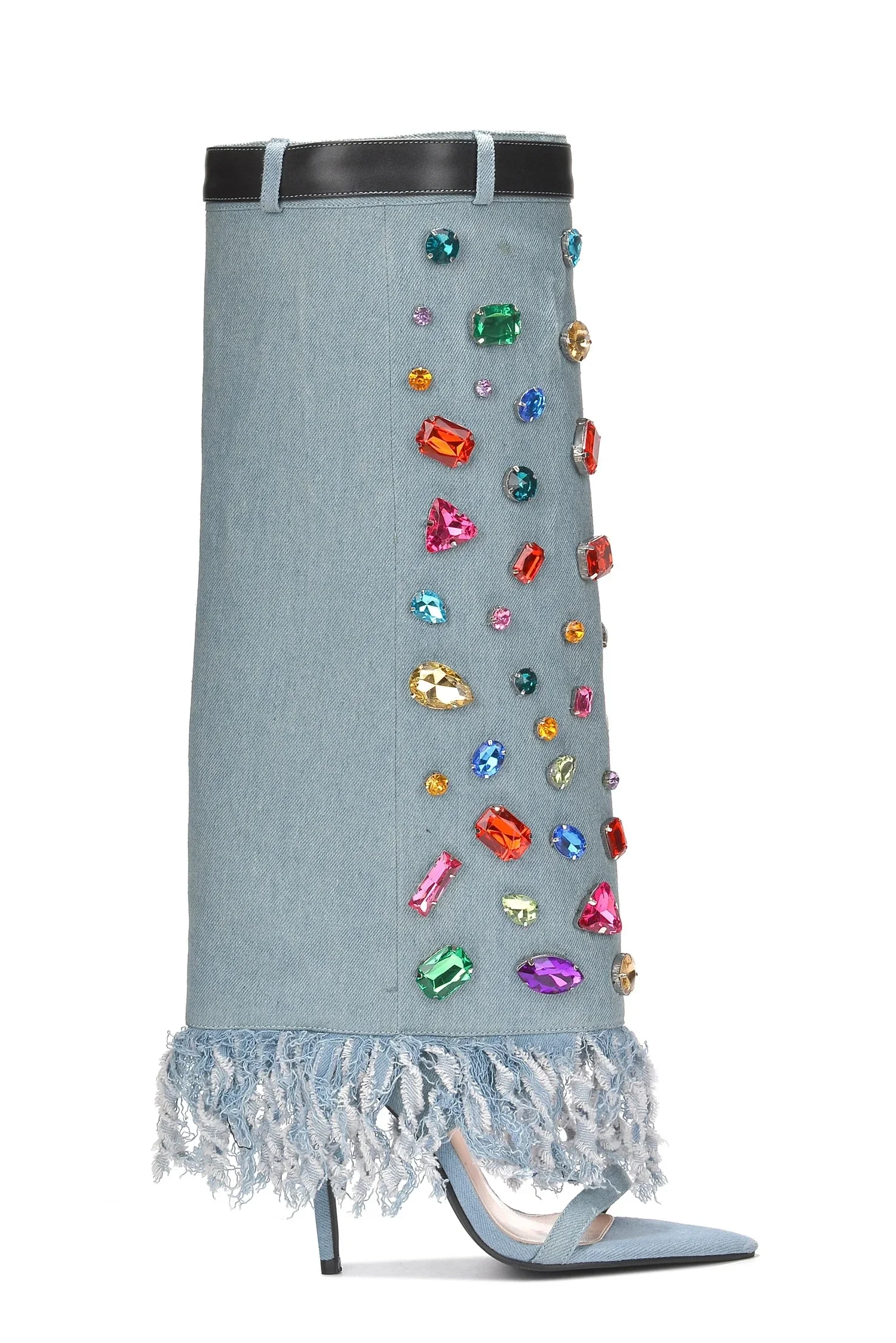 ﻿   صنادل بكعب عالٍ مفتوحة من الأمام بمقدمة مدببة، أحذية نسائية بطول الركبة من قماش الدنيم بتفاصيل وأحجار كريمة ملونة