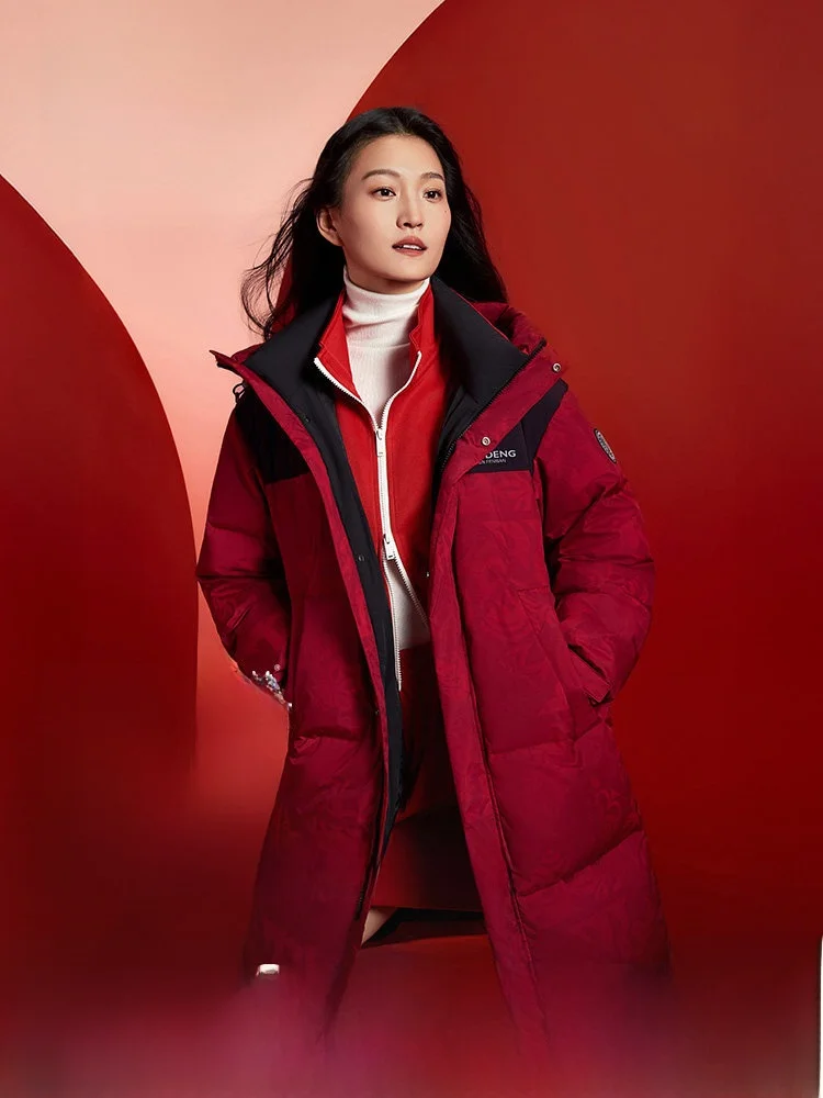 

Красная пуховая куртка Bosideng New Year Street Sle свободного кроя с капюшоном, средней длины, теплая, из полиэфирного волокна, с длинными рукавами, на молнии.