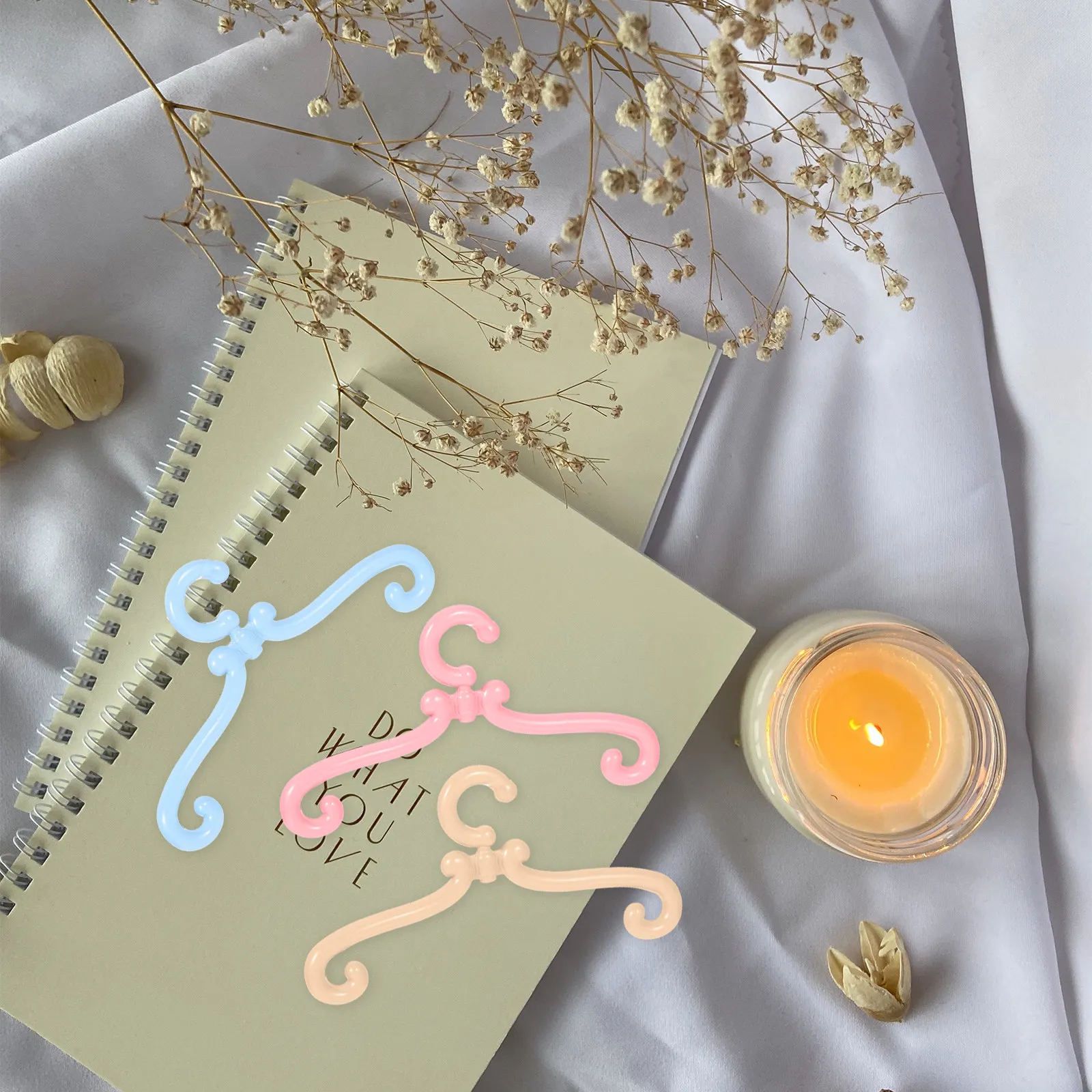 

25Pcs Mini Clothes Hangers Zinc Alloy Metal Mini Dress Holders for Small Clothes Accessories Organizer for Kids Gifts