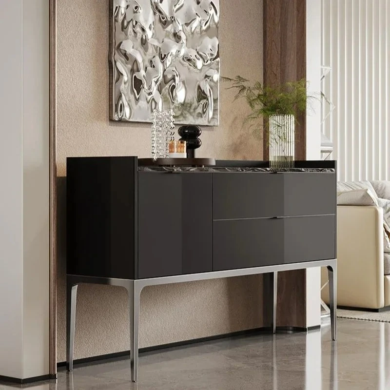 

Входной шкаф у стены, светлая роскошная маленькая квартира.