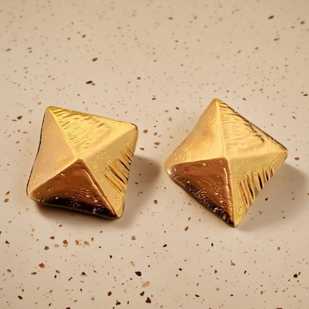 Yuri Ailey Vintage Gold Pyramid Geometric Clip On Earrings Hammered Texture No Piercing Ear Clips 3D Square Women Jewelry