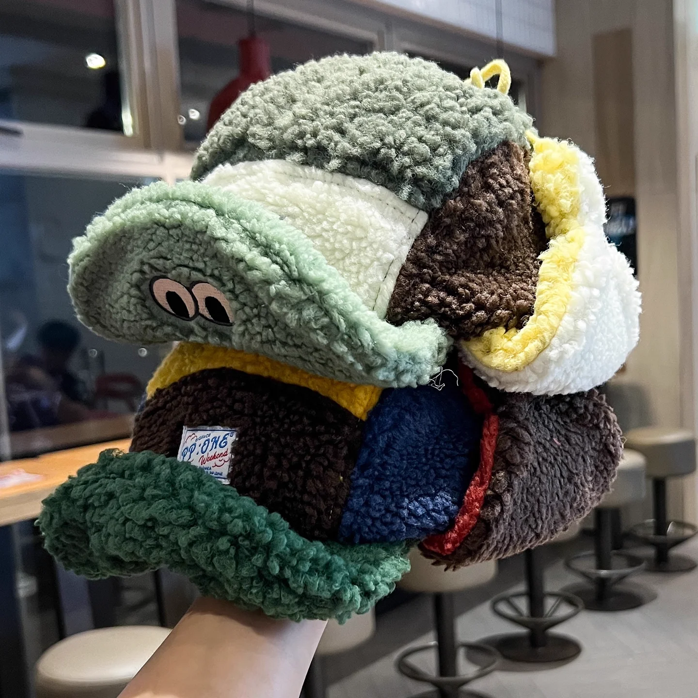 Koreańska urocza czapka z wełny jagnięcej z ochroną uszu, typu bomberka, dla mężczyzn i kobiet, jesienno-zimowa, patchworkowa, ocieplana czapka pilotka dla rodziców i dzieci.