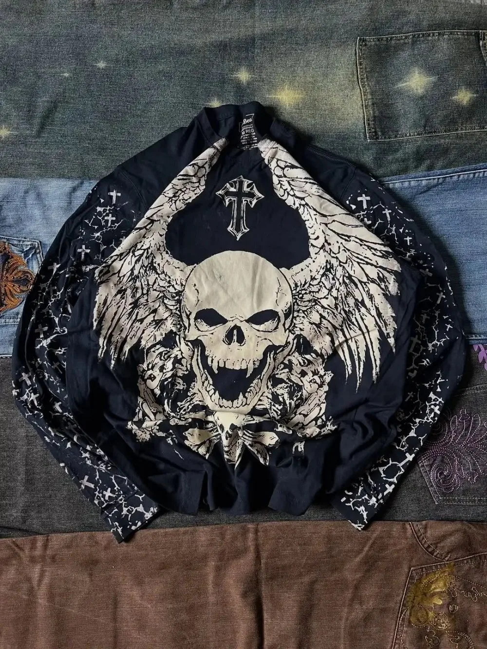 تي شيرت رجالي عصري للخريف مطبوع عليه حروف جمجمة شخصية مرنة صغيرة مريحة بأكمام طويلة تي شيرت على طراز الشارع في الهواء الطلق