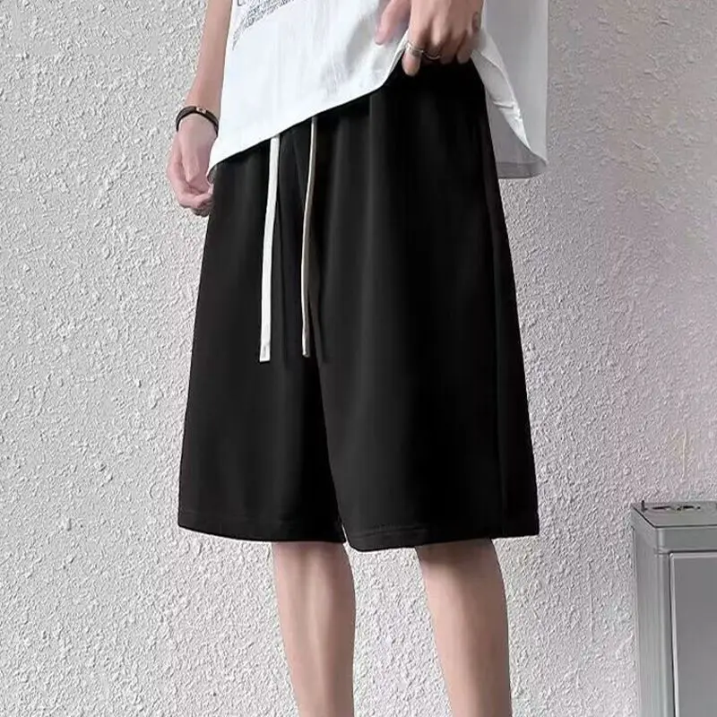 

Повседневные и универсальные подростковые шорты для мужчин на лето, свободные и непринужденные брюки в корейском стиле, модные и стильные брюки длиной до колена.