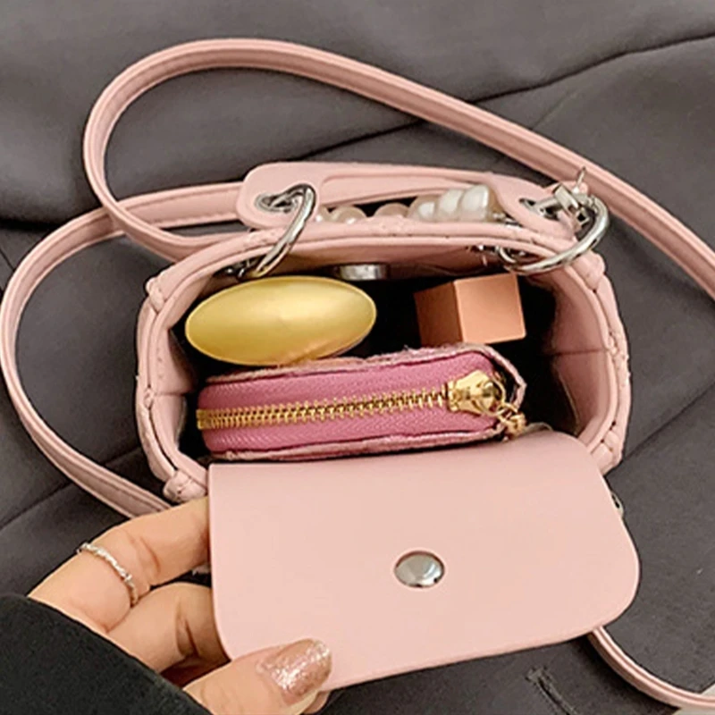 Women Pearls Crossbody Bag PU Leather Shoulder Bag Trend Quilted Bucket Bag Aesthetic Handbag Solid Color Bag