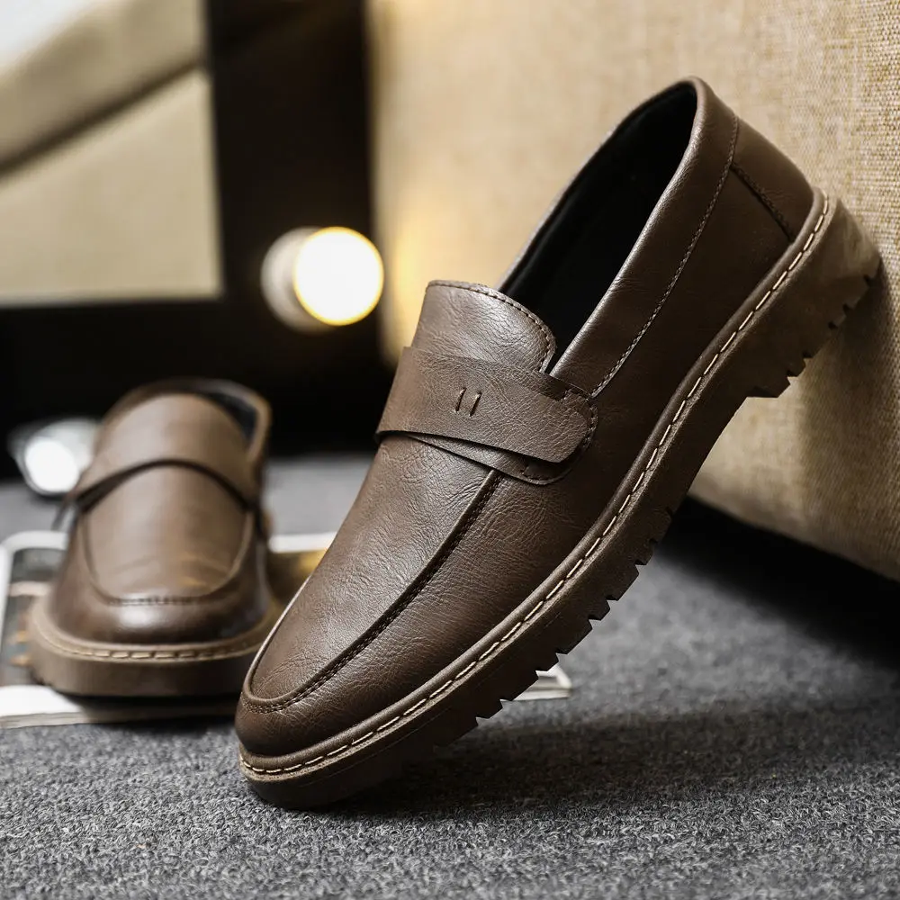 

Коричневые нескользящие кожаные туфли для мужчин. Мягкие слипоны. Дизайнерская акция. Мода 2025 года. Распродажа из искусственной кожи. Новая мужская повседневная обувь.