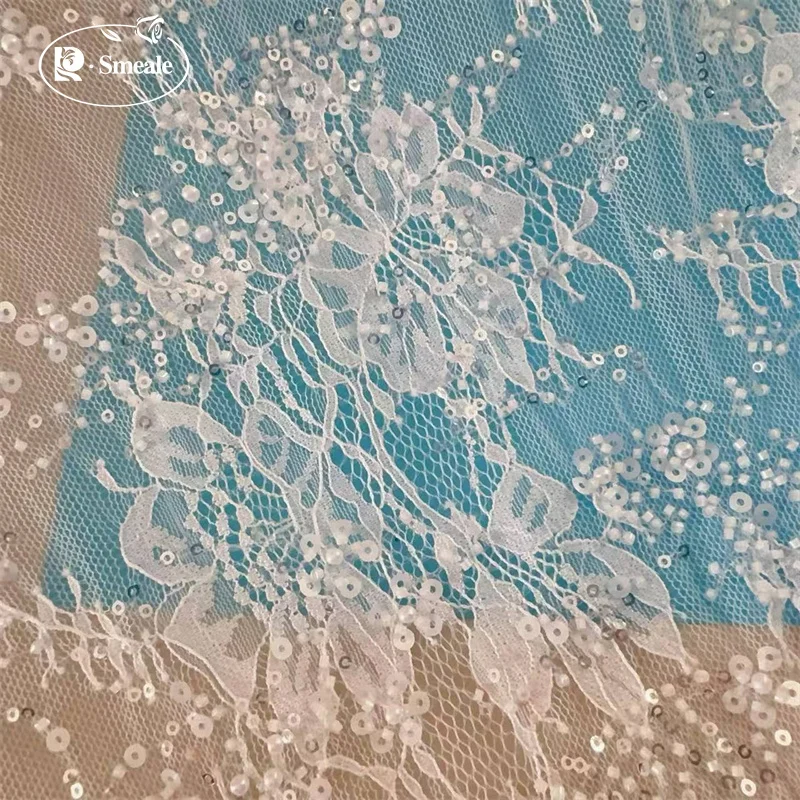 Perlenbesetzter Pailletten-Spitzenstoff, Kleine Blumenapplikation, Hochwertiger Glänzender Brautkleidstoff Neu – Detail 3