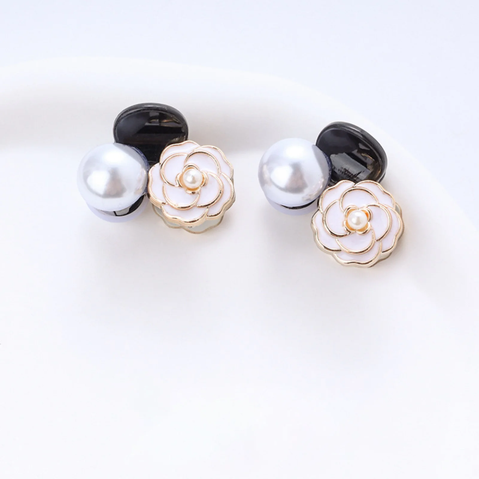 2 Stück Kamelien-Perlen-Haarspangen für Damen, elegantes Haarspangen-Set mit Blumenmuster, modisches Haar-Accessoire für den Alltag und Partys – Detail 4