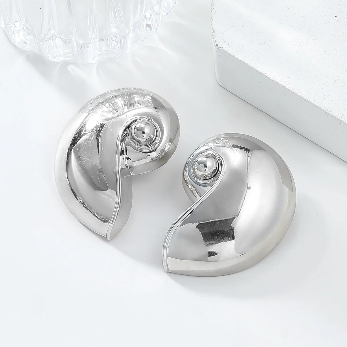 Summer new ocean wind alloy conch earrings exaggerated earrings women's glossy metal studs foreign trade
