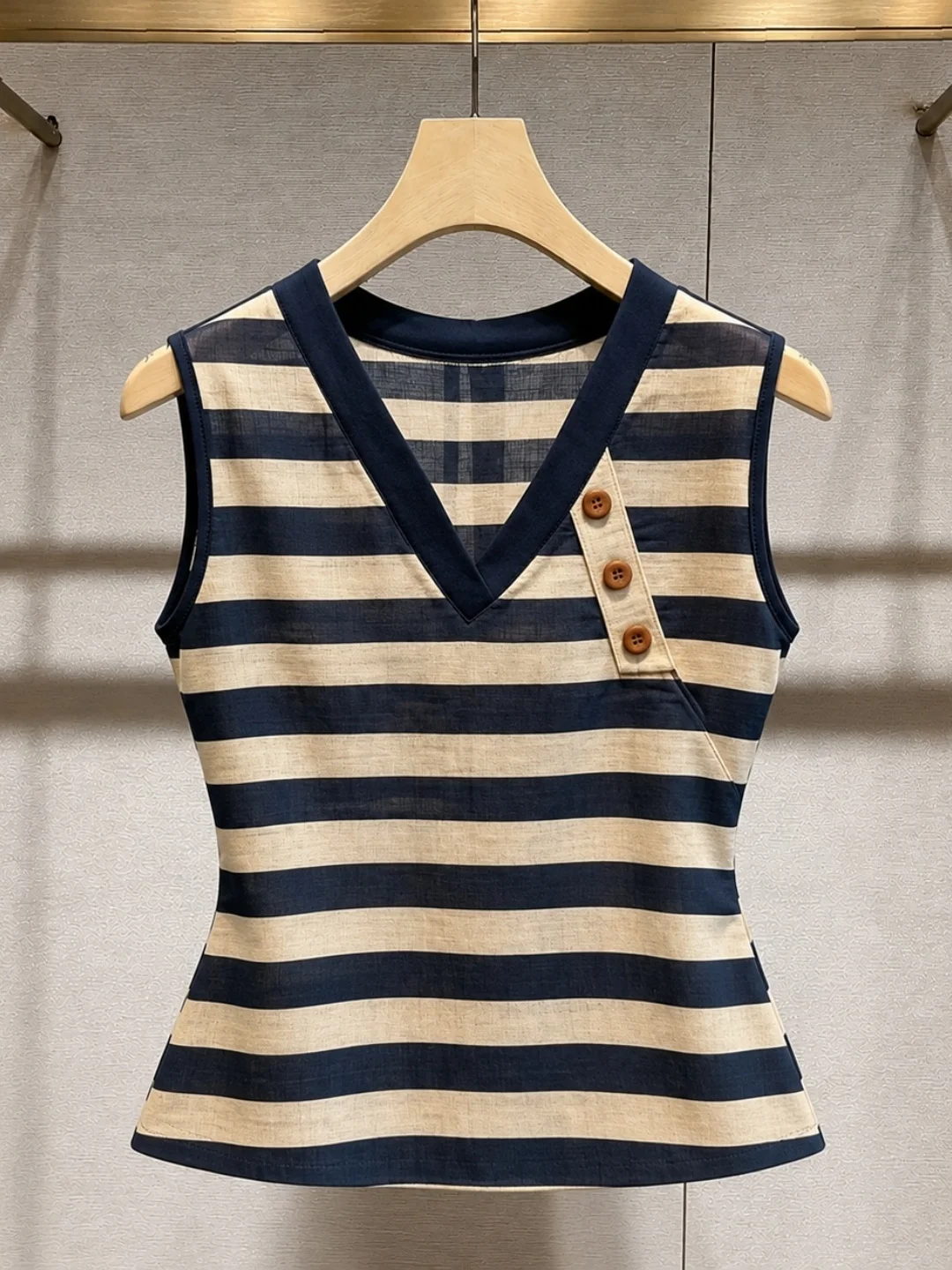 

Retro Striped V-Neck Lightweight Sleeveless Vest 2026 Summer Versatile Commute Elegant Design Slimming Women's Top