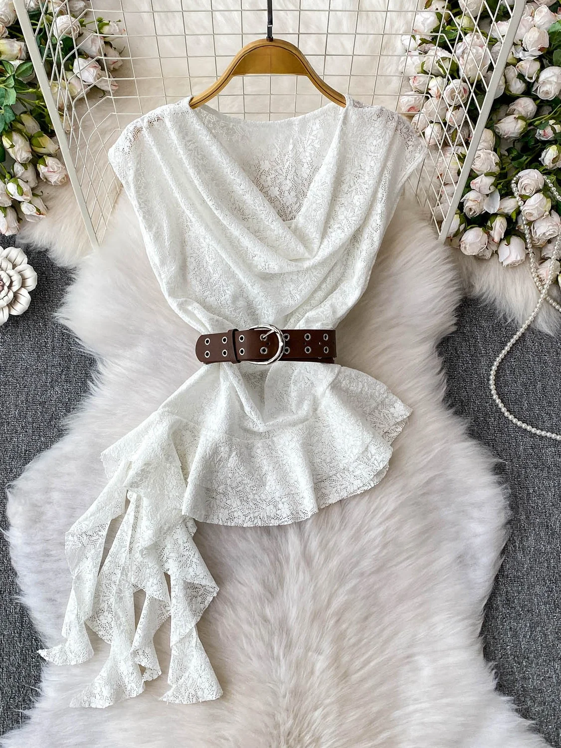 Csa Sexy de Renda Estilo Americano Fena 2025 Nova Cintura Ajustada Sem Mangas Decote em V Barra com Babados Top Versão...