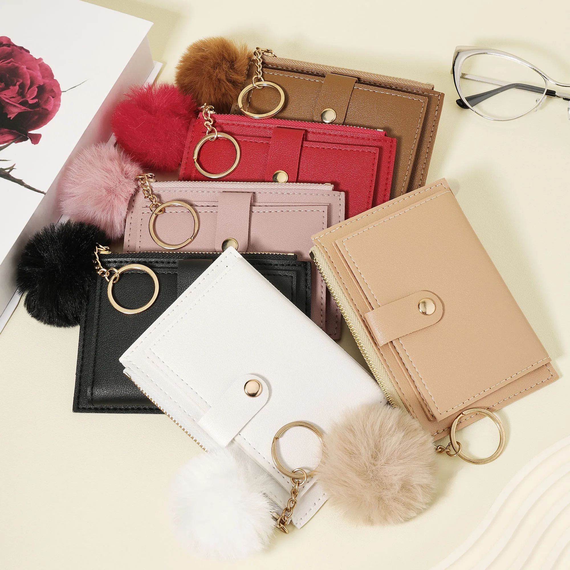 

Женский Adored с модным и простым коротким двойным кошельком Delicate Pom Pom, легкий и портативный небольшой кредит c