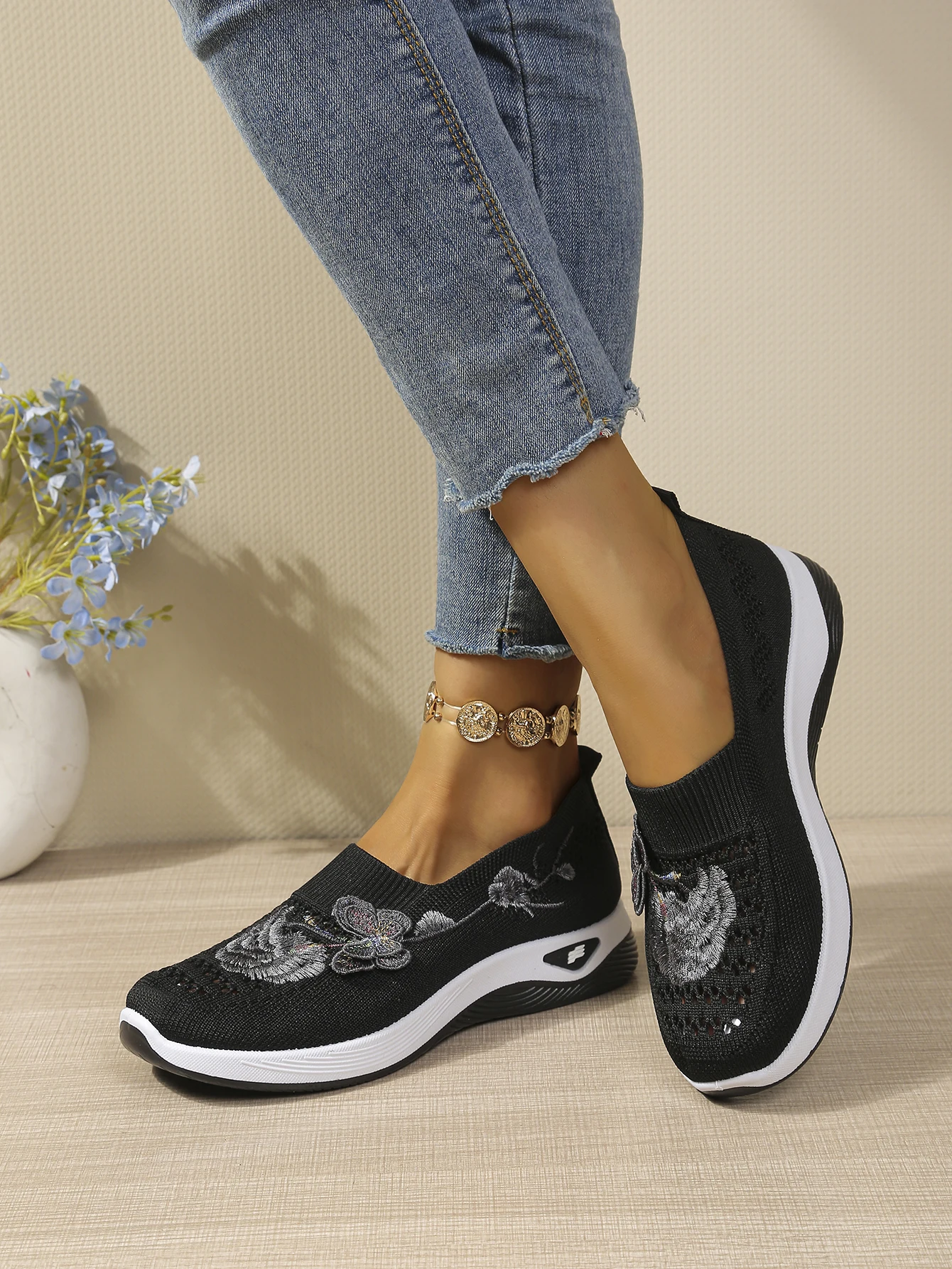 Weiche Damen-Sandalen mit geschlossener Zehenpartie, Blumenstickerei, hohles Netzgewebe, zum Hineinschlüpfen, Keilabsatz, ultraleicht, für den täglichen Spaziergang, Damenschuhe – Detail 4