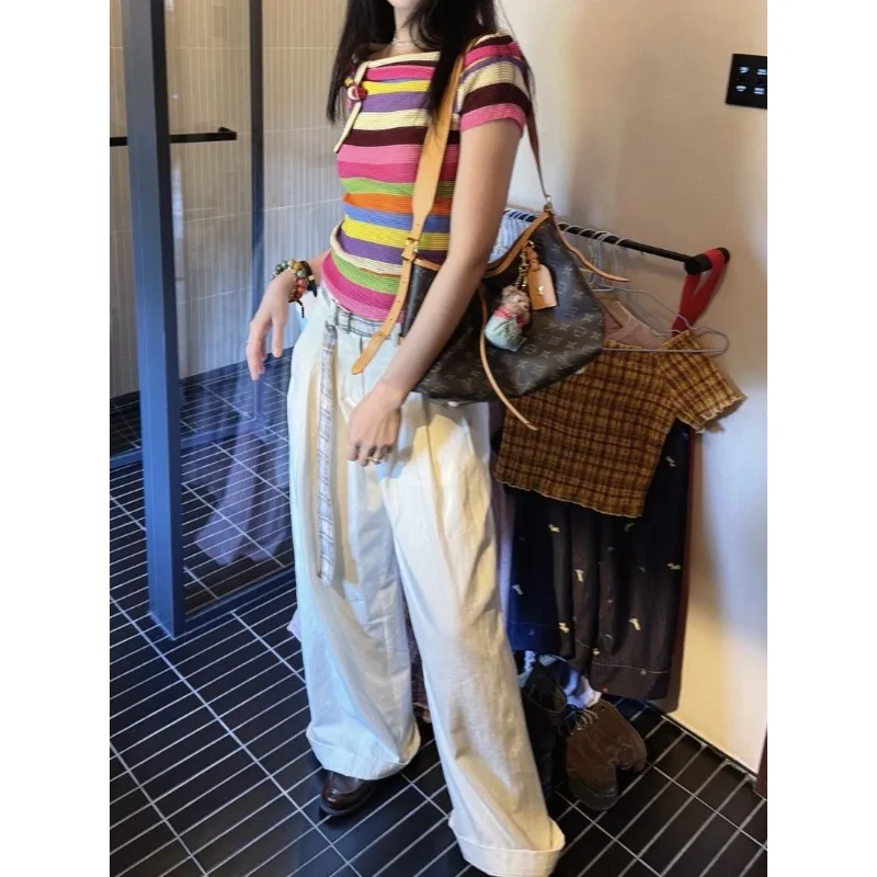 เสื้อยืดแขนสั้นเปิดไหล่สไตล์วินเทจ Y2K สำหรับผู้หญิง ดีไซน์เข็มขัดสีสันสดใส ให้ความรู้สึกดีใจผ่อนคลาย