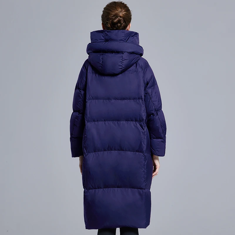 Damski bardzo długi płaszcz puchowy z kapturem, ocieplana kurtka puchowa w kolorze granatowym/czarnym, zapinana na zamek i z bocznymi kieszeniami, ciepły płaszcz zimowy.