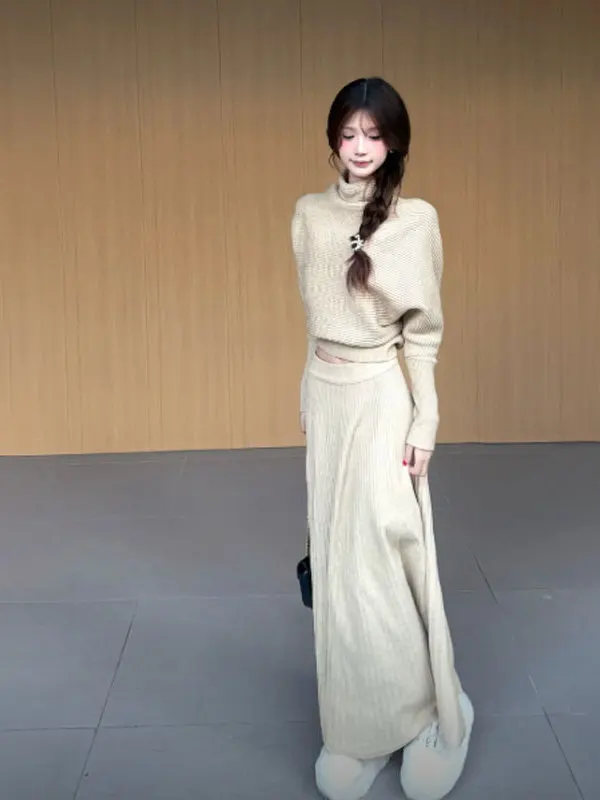 

Корейский вязаный комплект из топа и юбки в стиле кэжуал: комфортный зимний наряд с высоким воротником и рукавом до локтя для молодых женщин