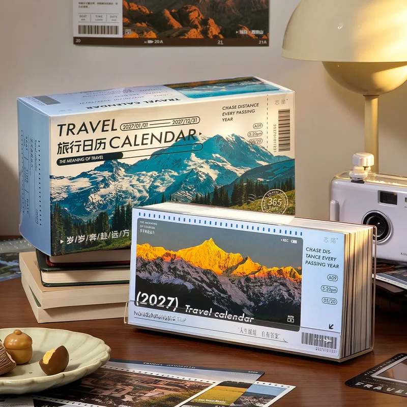 1セットの箱入り旅行カレンダーギフトキット。アンティーク調の山岳風景をあしらった卓上カレンダー。スクラップブッキングや日記に使える365日の風景ページ付き。