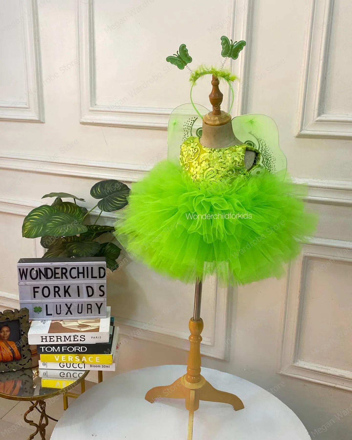 2023 Lovely Neon Green Litter Girls Ruffled Tulle Dress With Butterfly Wings O Neck Beaded Appliques Short Party Dresses Kids