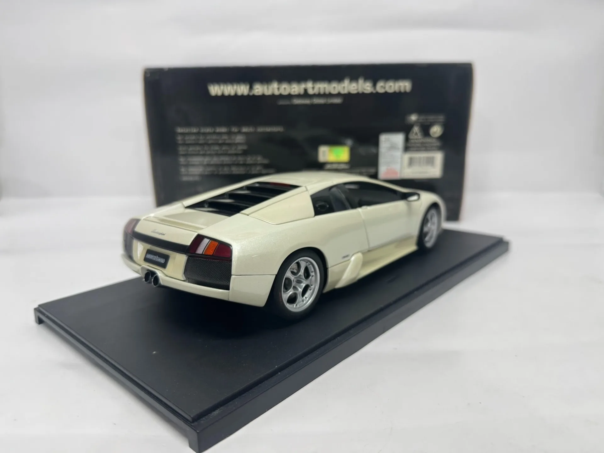 Autoart 1:18 Murcielago Biały Model Statyczny z Metalu i Stopu, Limitowana Edycja, Wszystkie Elementy Otwierane, Prezent
