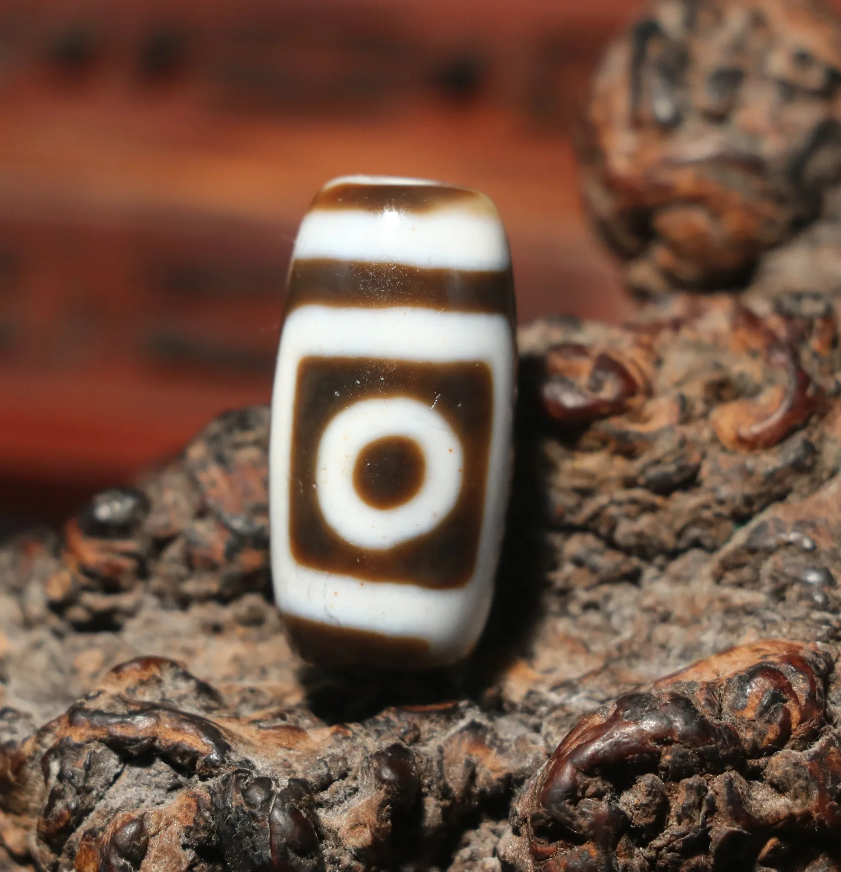 

Unique Energy Tibetan Old Agate Fold Line 2 Eyed dZi Bead Totem Amulet Gemstone LKbrother Sauces Top Quality