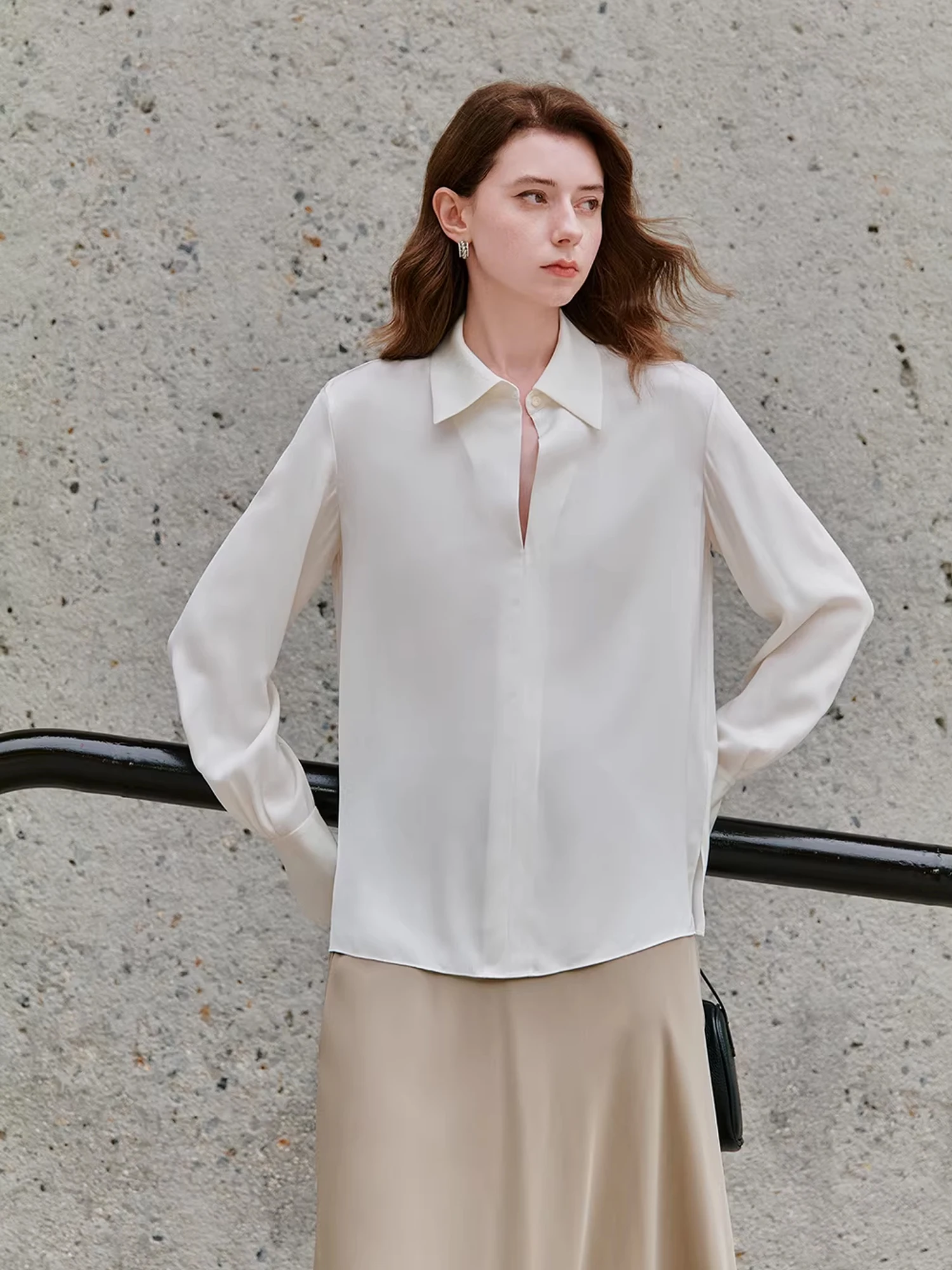 

Элегантная рубашка из двойного шелкового муслина Affinity 24 Momme с отложным воротником и одной пуговицей, полуоткрытая, U7347T0