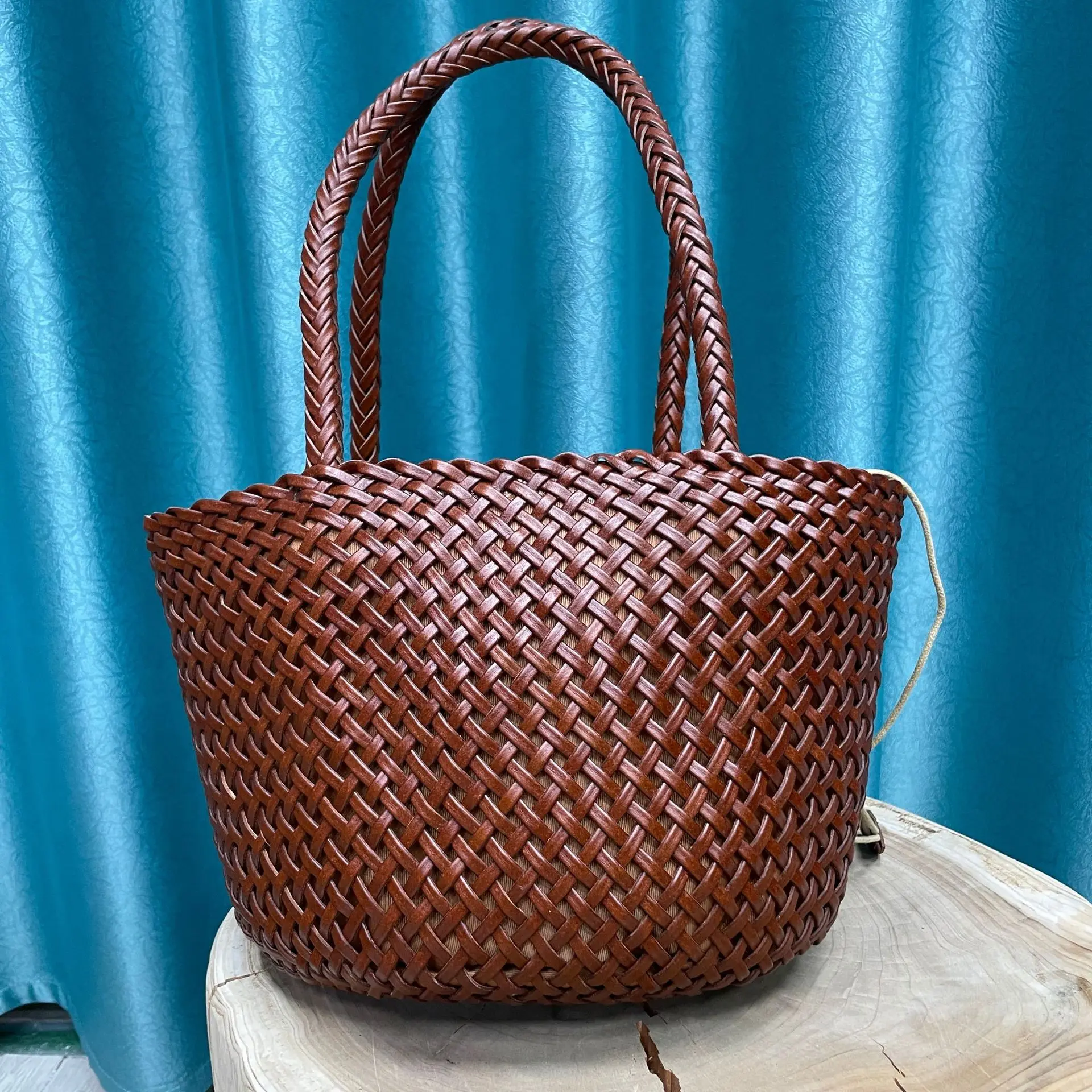 

New luxury Japanese-style retro vegetable tanned cowhide hand-woven hollow barrel bag head layer cowhide shoulder messenger bag
