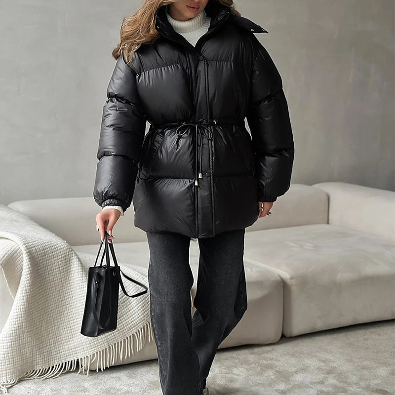 BKLD 2025 سترات سترة مبطنة بالقطن برباط للنساء بياقة بقلنسوة وطيات بسحّاب ملابس خارجية دافئة للخريف والشتاء