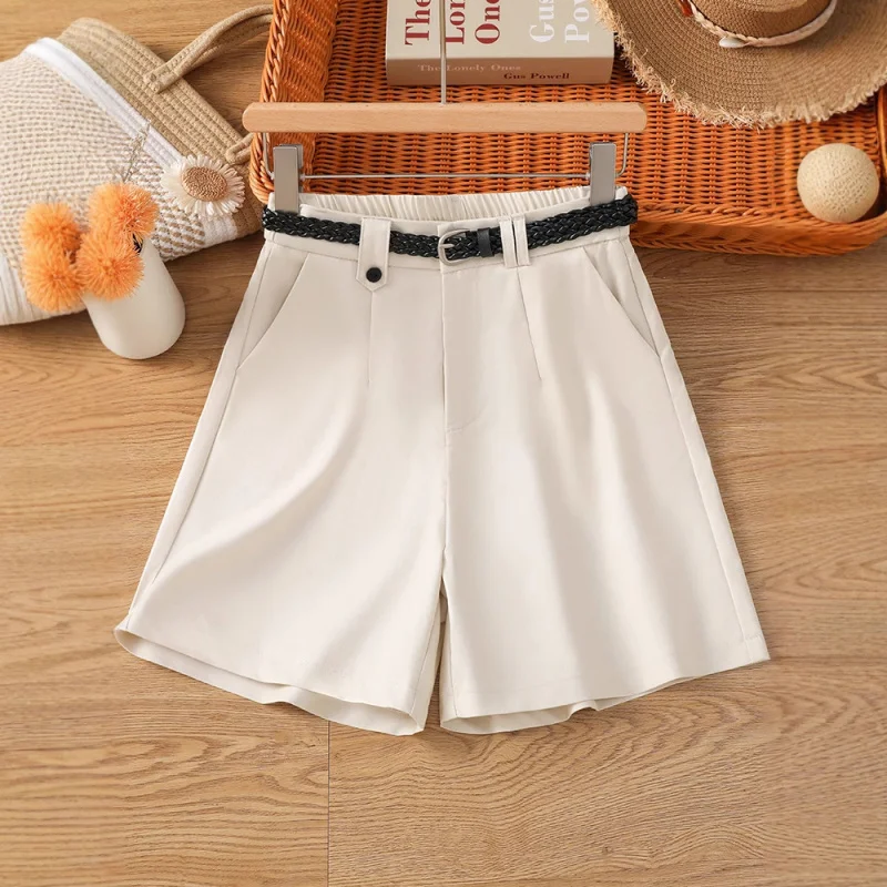 شورت أبيض للنساء، شورت صيفي متعدد الاستخدامات عصري على شكل حرف A كاجوال متوسط الطول، شورت صغير للتخسيس بأربعة أرباع