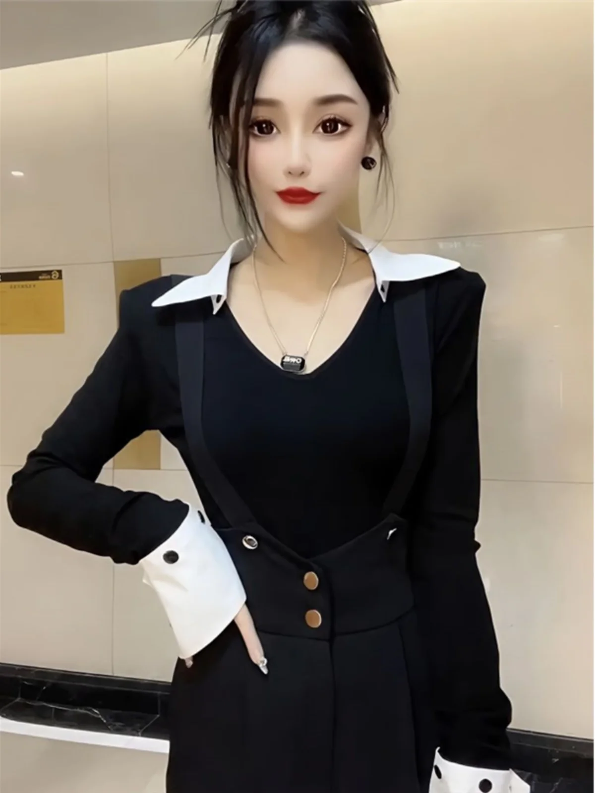 

Модный женский комплект из двух предметов: топ с V-образным вырезом и комбинезон. Трендовый вариант с высокой талией из полиэстера. Теплый осенний наряд средней длины.