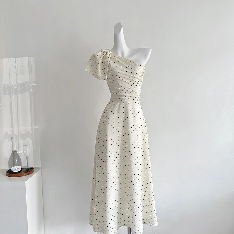 Französischer sexy diagonaler Kragen, rückenfrei, Hosenträger, langer Rock, elegantes Retro-Kleid mit gepunkteter Taille, Frühling und Sommer 2022, modisch