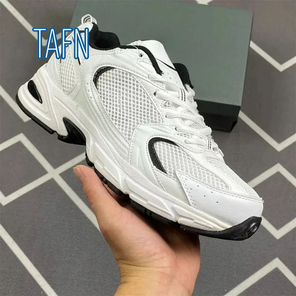 Sneakers style papa rétro Y2K unisexe, empeigne mixte filet et synthétique, semelle épaisse sculptée pour tenues urbaines et looks streetwear tendance