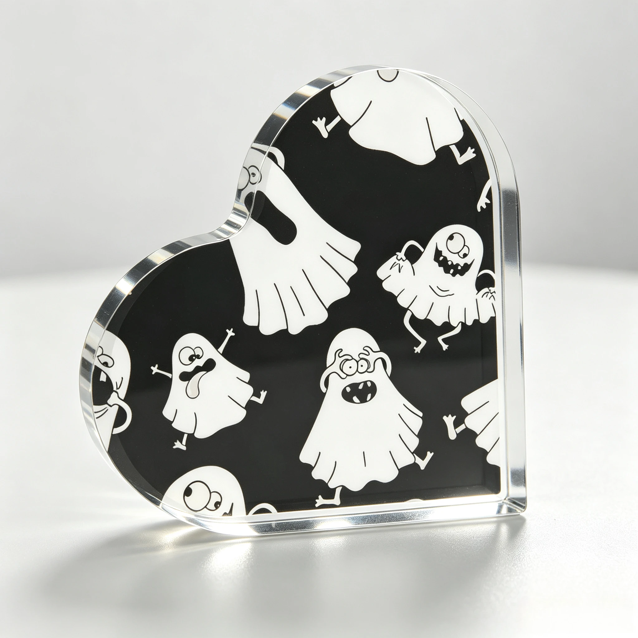 Heart‑Shaped Acrylic Plaque Cute Cartoon Ghosts Black Background Pattern Print Freestanding Table Ornament Spooky Halloween Desk Shelf Home Decor Funny Ghost Keepsake Decoration Gift