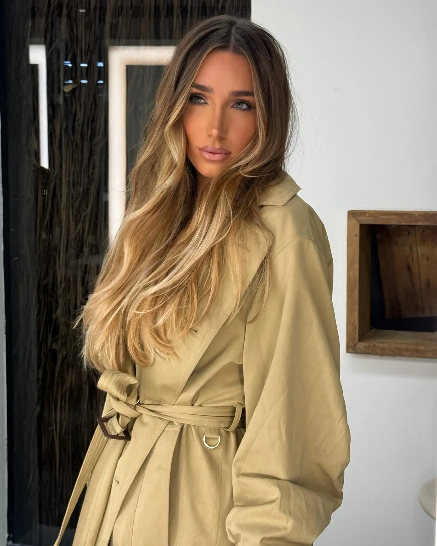 

Synthetic Soft Blonde Brown Wig Dark Root Free Part Synthetic Glueless Wig Body Wave Wig High Quality Natural Hairline Wig