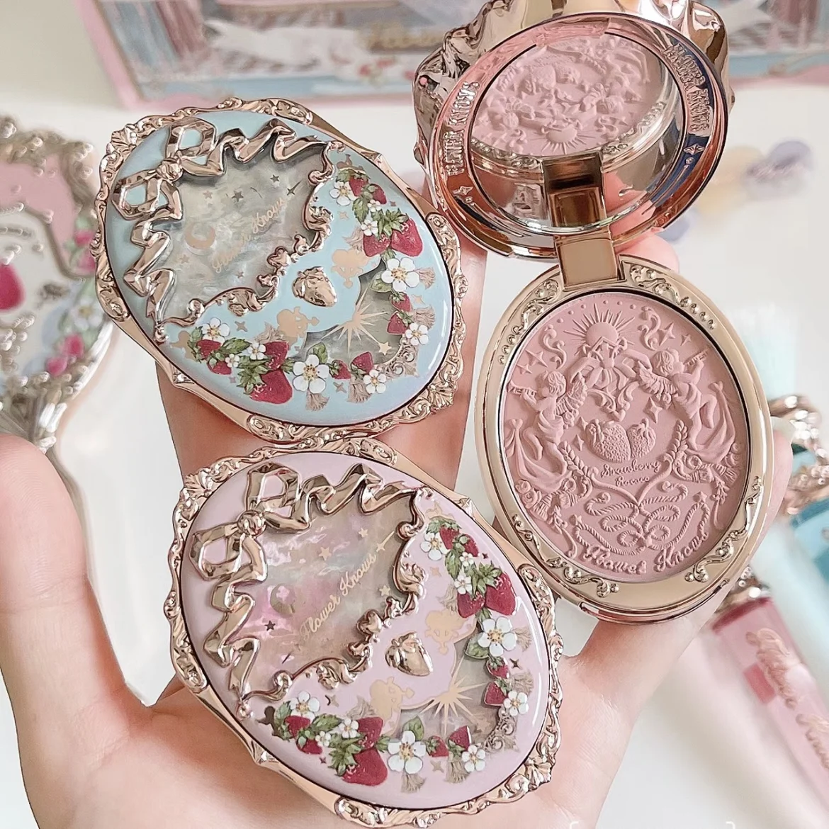 Flower Knows Strawberry Rococo Series Reliëf Blush Fijne poedermake-up Gladde, langdurige Blusher Gezichtsverbeterende make-up Kleur