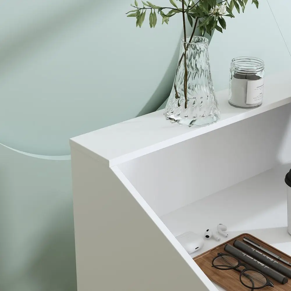 مكتب استقبال معاصر 47.2 بهو مع لمسات شريطية سوداء للمساحات الحديثة