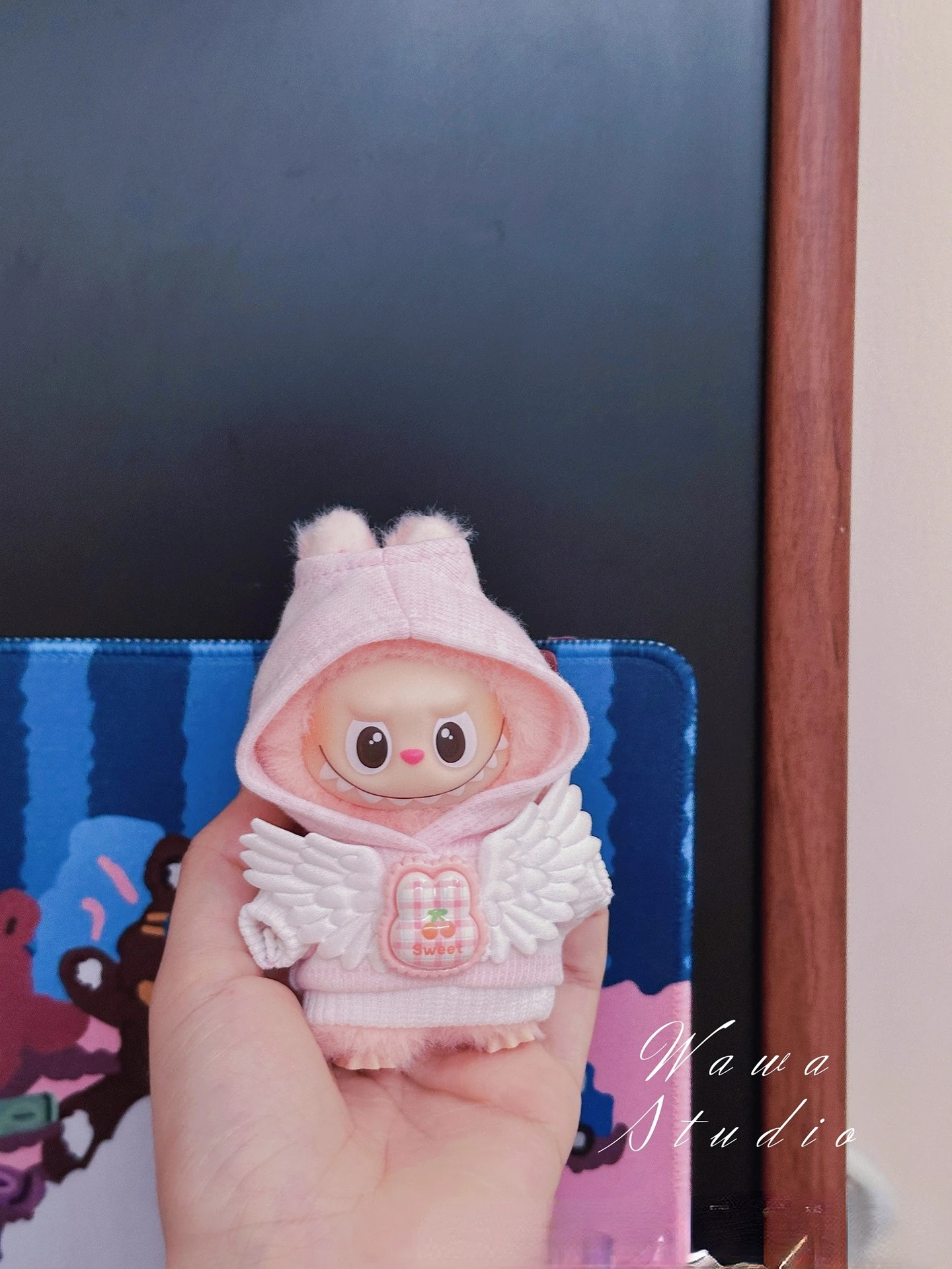 Nova roupa de boneca para 4a geração Mini LABUBU 4.0 Pin For Love Series com capuz listrado de 10 cm com asas de anjo – opções multicoloridas