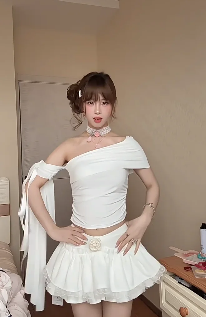 T-shirt a maniche corte con tracolla a una parola plissettata Sweet Girl T-shirt a maniche corte con spalle scoperte Estate Nuovo versatile tinta unita Slim-fit Top